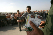 عمال على حاجز إيرز الإسرائيلي شمال قطاع غزة عام 2005 (gettyimages)