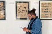 الفنان الشاب محمد العزيز عاطف، في معرضه "غرفة رقم 14" الذي عرض فيه إنتاجه الفني داخل السجن. 