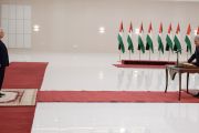 رئيس الوزراء محمد اشتية أثناء حلف اليمين الدستوري أمام الرئيس محمود عباس (الأناضول/Getty)