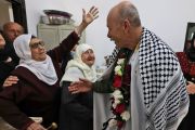 ماهر يونس مرتديًا عباءة "العرس الفلسطيني" بعد نيله حريّته عقب 40 سنة في السجن (أحمد غرابلي/ getty) 