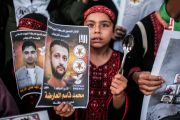طفلة تحمل صورة للأسير محمد العارضة بعد الهروب الكبير من سجن جلبوع - Yousef Masoud/ Getty Images
