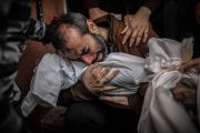 أب يذرف الدموع على طفله الشهيد. الحرب على غزة