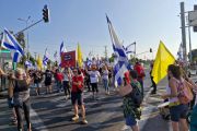 إسرائيليون يتظاهرون للمطالبة بصفقة 
