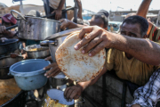 نازحون يحاولون الحصول على حصّة من الطعام في خانيونس جنوب قطاع غزة (Abed Rahim Khatib/ Getty)