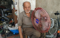 المُسن عبدو يبعثُ الحياة من جديد في الأجهزة الكهربائية القديمة (عبد الكريم سموني/ الترا فلسطين) 