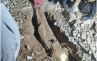 جثة الأب القتيل بعد استخراجها من ساحة المنزل حيث تم دفنها وتغطيتها بالاسمنت 