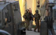 اعتقلت قوات الاحتلال الإسرائيلي فجر اليوم الأحد 5 فلسطينيين في أنحاء متفرقة من الضفة الغربية (gettyimages)