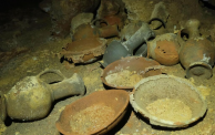 أدوات دفن عثر عليها في كهف دفن في قرية النبي روبين جنوب يافا