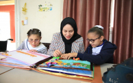 تيماء سلامة مع طلبة مكفوفين من غزة