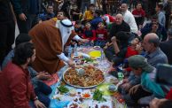 كبار وصغار، يجتمعون في مكان واحد لتناول وجبة الإفطار (صورة: سمر أبو العوف) 