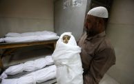  مسعف يرفع جثمان طفل قتله الاحتلال في غارة خلال شهر آب/أغسطس 2022 | gettyimages 