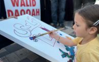 رسمت ابنة الأسير، الطفلة ميلاد دقة، لوحة كبيرة كتب عليها "بدي بابا وليد"