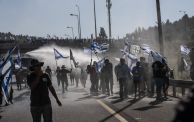 إسرائيليون يتظاهرون رفضًا للتعديلات القضائية - getty 