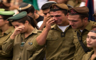 صورة توضيحية: جنود إسرائيليون يبكون أثناء جنازة زميلهم | غيتي ايميجز