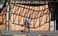 رجل يسير في أحد شوارع الخليل - MOSAB SHAWER/Getty Images