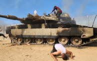 إحراق دبابة إسرائيلية في عملية طوفان الأقصى والسيطرة عليها