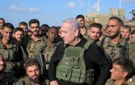 بنيامين نتنياهو، رئيس حكومة الاحتلال في حشد من جنوده بغلاف غزة - getty