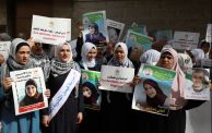 صورة أرشيفية لنساء يرفعن لافتات يطالبن بإطلاق سراح الأسيرات الفلسطينيات. 6 مارس 2023