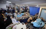 / الجرحى يتلقون الرعاية الطبية في قسم الطوارئ بمستشفى الشفاء بعد غارة إسرائيلية في مدينة غزة في 5 نوفمبر 2023.