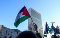 مؤيدون للقضية الفلسطينية يتظاهرون أمام الأمم المتحدة في نيويورك - getty 