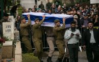 من جنازة الجنود الذين قتلوا على يد المقاومة في غزة.