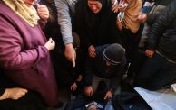 / فلسطينيون يتعرفون على جثث أقاربهم الذين قتلوا في القصف الأخير على خان يونس ورفح في مستشفى النجار في مدينة رفح الحدودية جنوب قطاع غزة قبل دفن جماعي في 25 يناير 2024