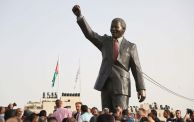 مجسّم للزعيم الجنوب إفريقي المناصر لقضية فلسطين، نيلسون مانديلا، في رام الله - Issam Rimawi /Getty Images