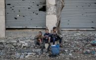 أطفال أمام مبنى طاله القصف الإسرائيلي في غزة