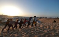 أطفال يلهون في جنوب قطاع غزة - تعبيرية 