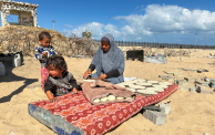 سيّدة نازحة جنوب قطاع غزة، تعُد الخبز لأطفالها - رويترز