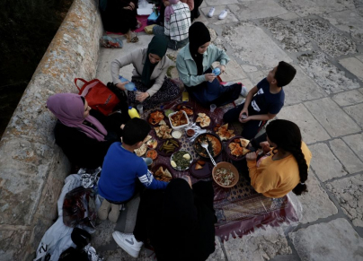 وجبة الإفطار في رمضان - باحات الأقصى