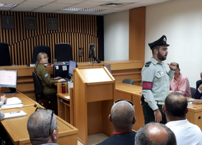 صورة من مجريات محكمة عسكرية إسرائيلية في 2018، بشأن إفشاء وثائق سرية حول مجزرة كفر قاسم. 
