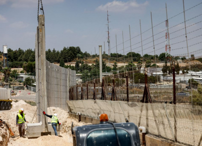 شرع جيش الاحتلال الإسرائيلي منذ بداية الشهر الماضي، في العمل على بناء جدار فصل أسمنتي شمال الضفة الغربية (gettyimages)