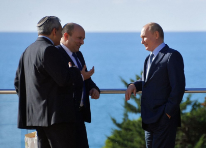 من لقاء الرئيس الروسي فلاديمير بوتين مع رئيس الوزراء الإسرائيلي السابق ونائب رئيس الوزراء الحالي نفتالي بينيت في مدينة سوشي الروسية العام الماضي (gettyimages)