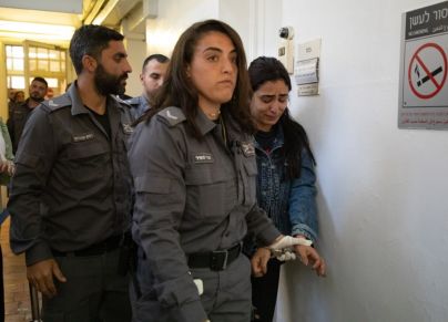 الصحافية لمى غوشة في مبنى المحكمة الإسرائيلية بالقدس