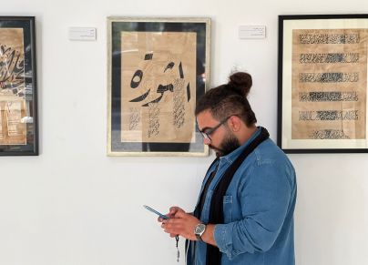 الفنان الشاب محمد العزيز عاطف، في معرضه "غرفة رقم 14" الذي عرض فيه إنتاجه الفني داخل السجن. 