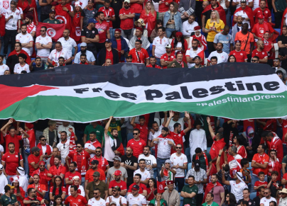 علم فلسطين على مدرجات ستاد الجنوب في قطر، رفعته جماهير نسور قرطاج "تونس" أمام الكنغر الاسترالي.