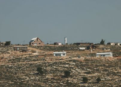 بؤرة "جفعات أرنون" الاستيطانية كما تظهر من بلدة عقربا جنوب نابلس (JAAFAR ASHTIYEH/ Getty Images)