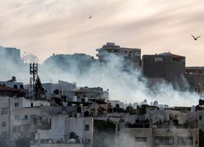 صورة أرشيفية: دخان يتصاعد في اشتباكات مع جيش الاحتلال في مخيم جنين | gettyimages