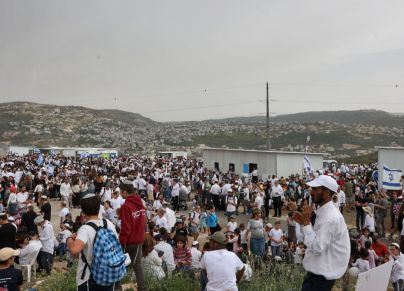 آلاف المستوطنين احتشدوا على قمة جبل صبيح في بيتا نهار الإثنين - Getty Images