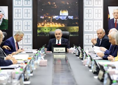 رئيس الوزراء محمد اشتية خلال جلسة الحكومة - أرشيف