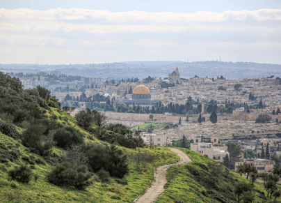 صورة عامة من جبل الزيتون في القدس، يُظهر البلدة القديمة وقبة الصخرة وكنيسة 