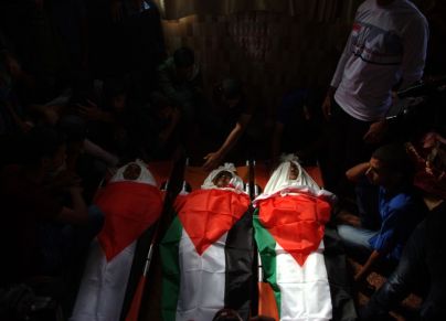 جثامين ثلاثة أطفال استشهدوا في غارة إسرائيلية على خانيونس | الترا فلسطين