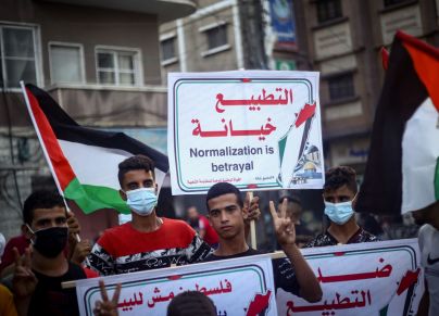 لافتة رافضة للتطبيع مع "إسرائيل" -   Yousef Masoud / Getty Images