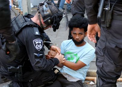 الشرطة الإسرائيلية تعتقل أحد المتظاهرين الإيرتيريين في تل أبيب - Getty Images