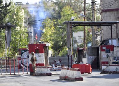 مدخل مخيم عين الحلوة الذي يشهد اشتباكات منذ الخميس - Houssam Shbaro/Getty Images