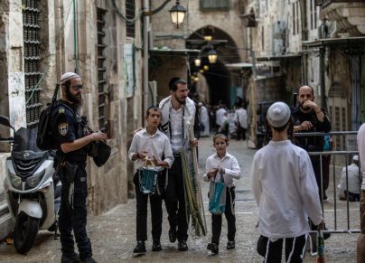 مسيحيون تعرضوا للبصق من قبل متطرفين يهود في القدس أثناء عيد العرش - Mostafa Alkharouf/ Getty Images