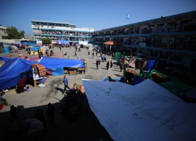 نازحون لجأوا إلى مدرسة تابعة لوكالة أونروا في غزة -  Majdi Fathi/ Getty Images