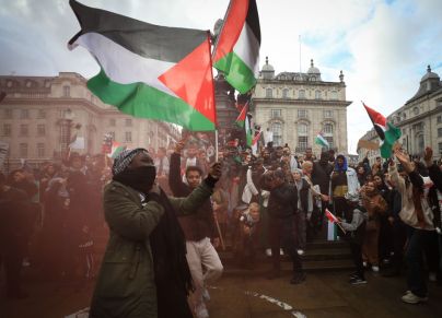 يأتي التحذير من سفر الإسرائيليين بعد مظاهرات عارمة في دول عربية وإسلامية رفضًا للعدوان على قطاع غزة