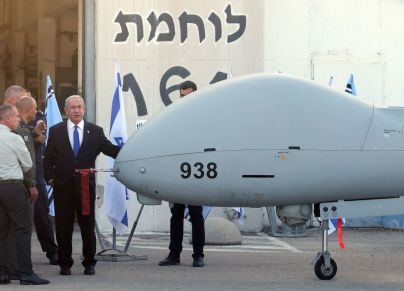 رئيس الوزراء الإسرائيلي بنيامين نتنياهو، محاطًا بأفراد من القوات الجوية، يتفقد طائرة بدون طيار من طراز هيرميس 900 خلال زيارته لمركز طائرات إسرائيلية بدون طيار، في قاعدة بالماخيم الجوية بالقرب من مدينة ريشون لتسيون، 5 يوليو، 2023.